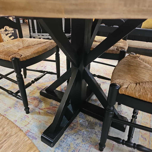 Round Table w/ chairs