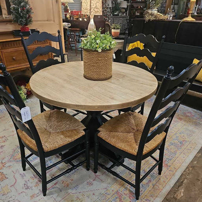 Round Table w/ chairs