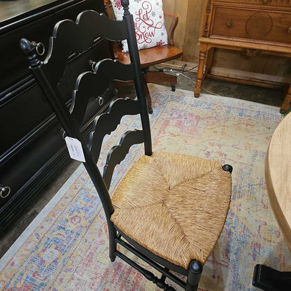 Round Table w/ chairs