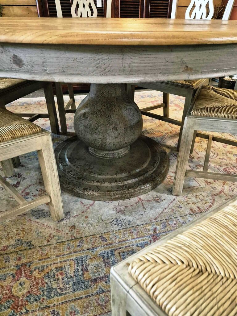 Round Dinning Table w/Chairs