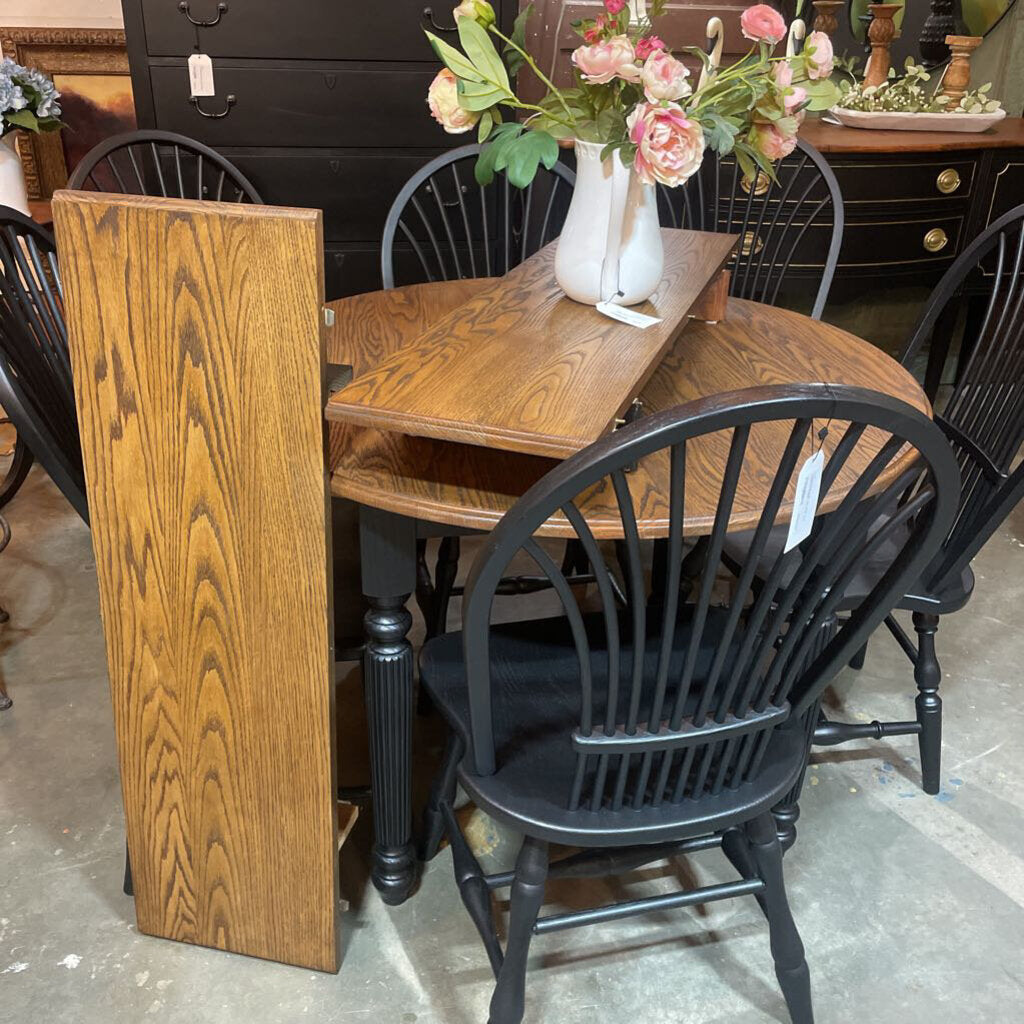 Solid Oak Table w/ 2 Leafs and 6 Chairs