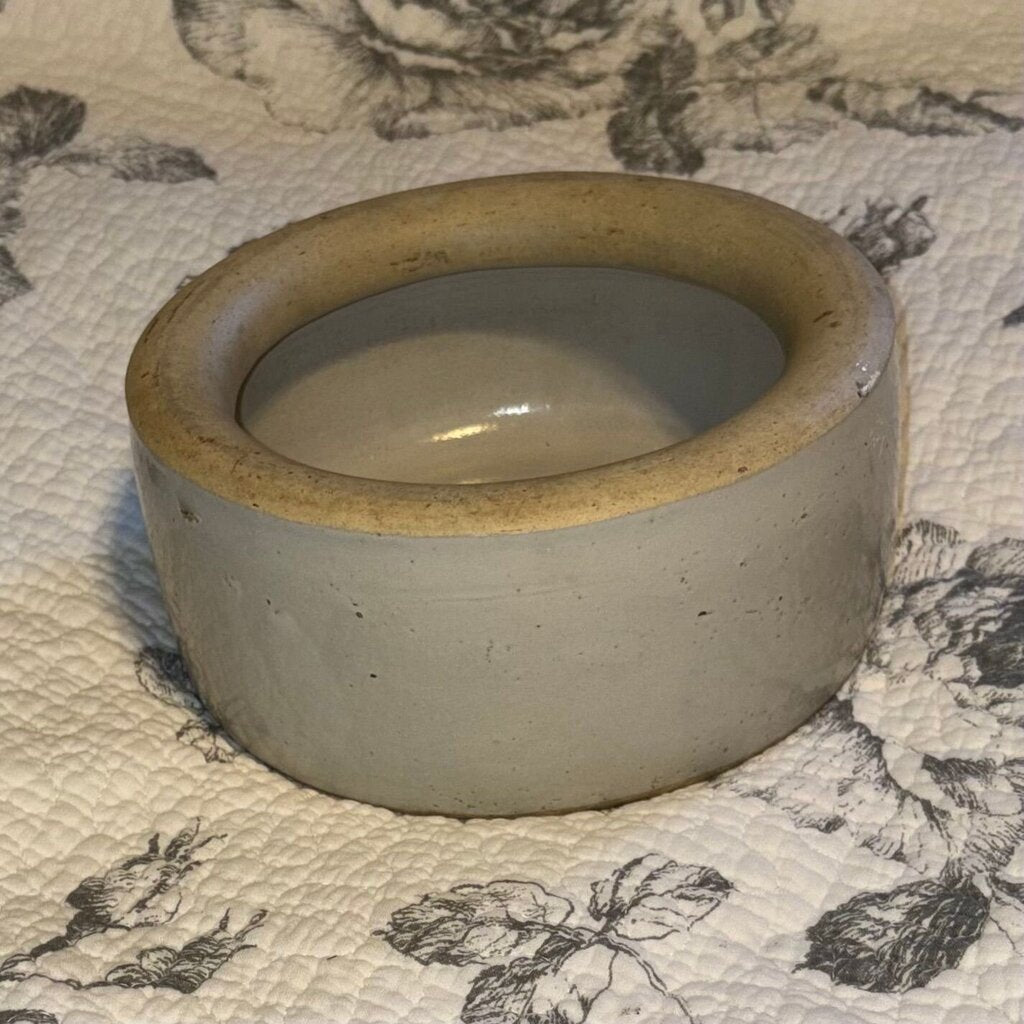 Ironstone Round Planter Pot/ pet feeder